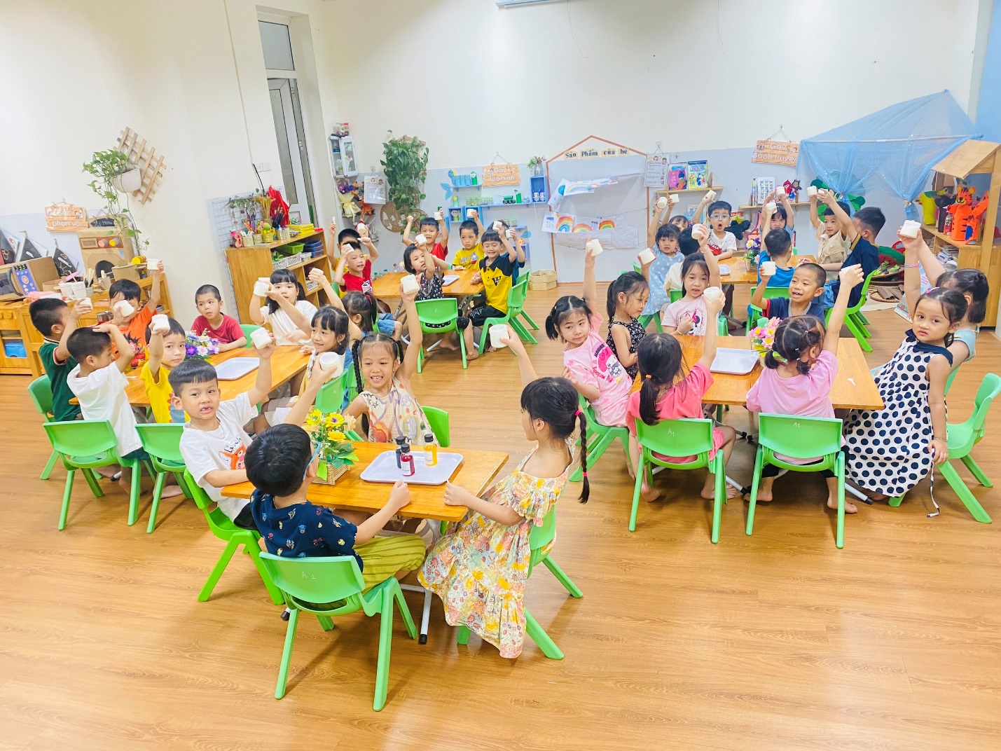 A group of children sitting at tables in a classroom
AI-generated content may be incorrect.