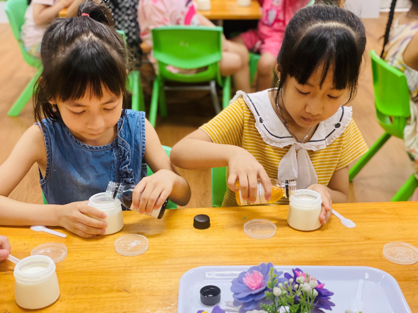 A group of girls sitting at a table
AI-generated content may be incorrect.