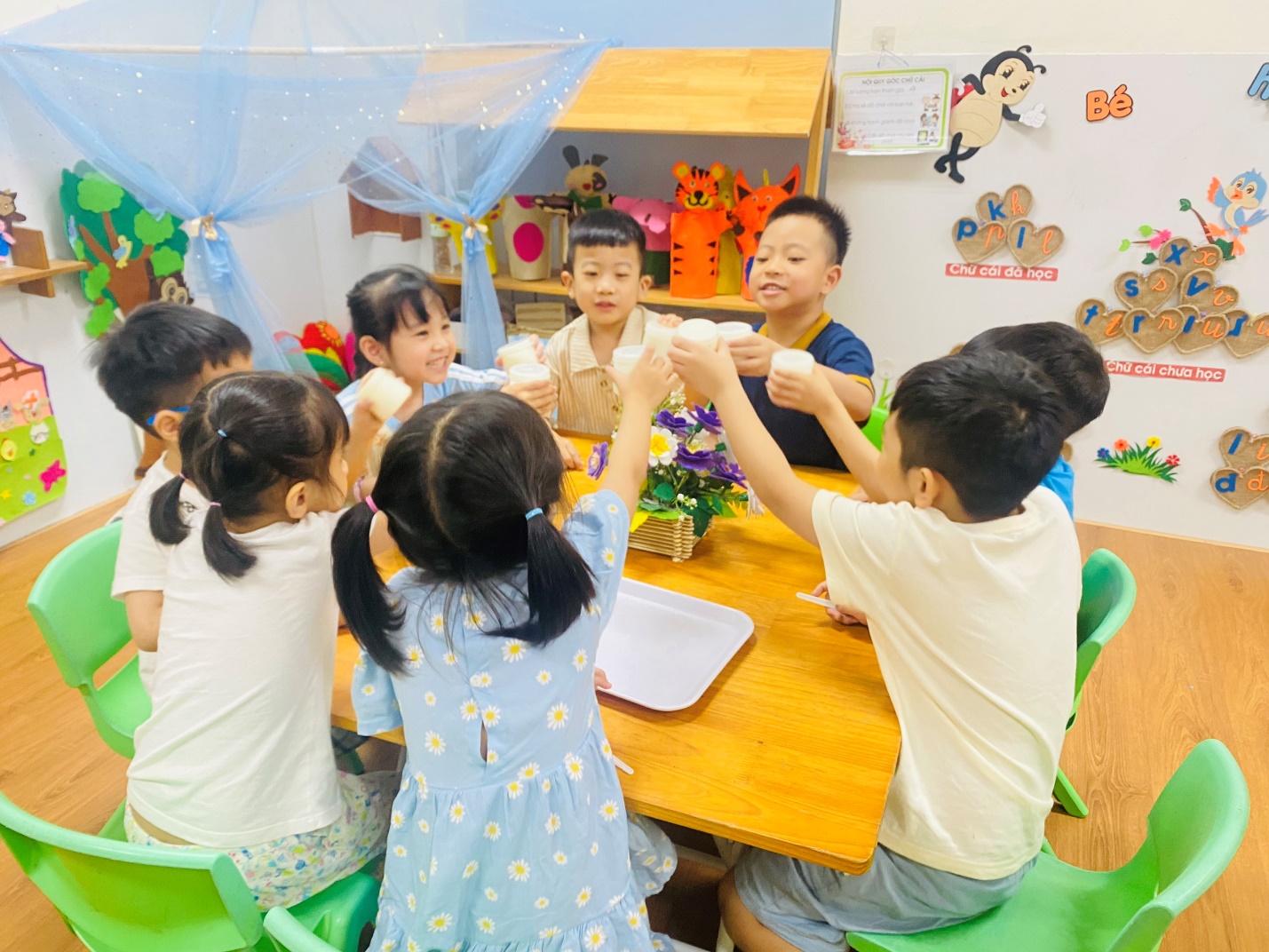 A group of children sitting at a table
AI-generated content may be incorrect.