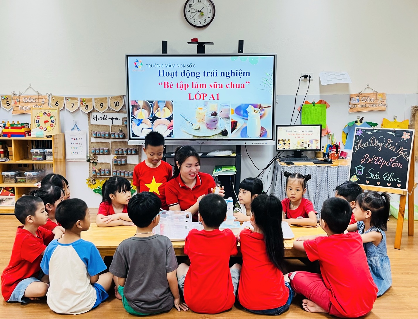 A group of children sitting around a table in a classroom
AI-generated content may be incorrect.