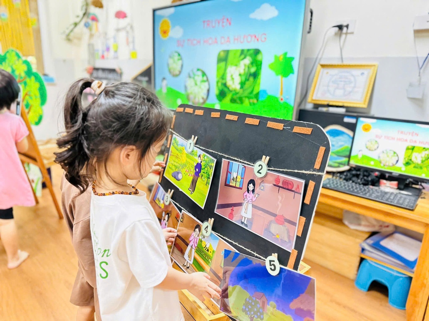 D:\2. NĂM HỌC 2024- 2025\BÀI ĐĂNG WEB\Truyện sự tích hoa dạ hương\7ccfd58656abe0f5b9ba27.jpg