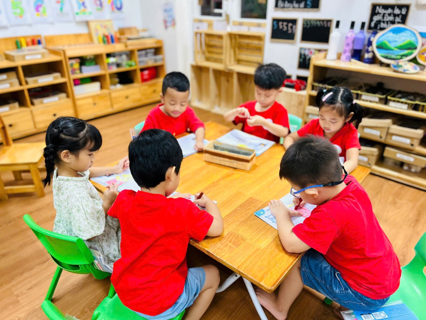 D:\3. NĂM HỌC 2025- 2026\VĂN BẢN\BÀI ĐĂNG WEB\Ảnh các tháng\Tháng 9\Tháng 9. Vẽ cái trống\2da71e983694bccae58537.jpg