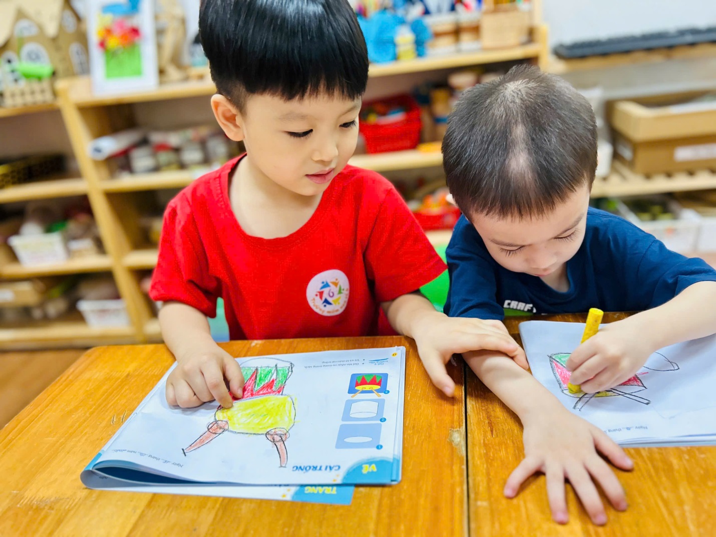 D:\3. NĂM HỌC 2025- 2026\VĂN BẢN\BÀI ĐĂNG WEB\Ảnh các tháng\Tháng 9\Tháng 9. Vẽ cái trống\117cfeaad6a65cf805b717.jpg