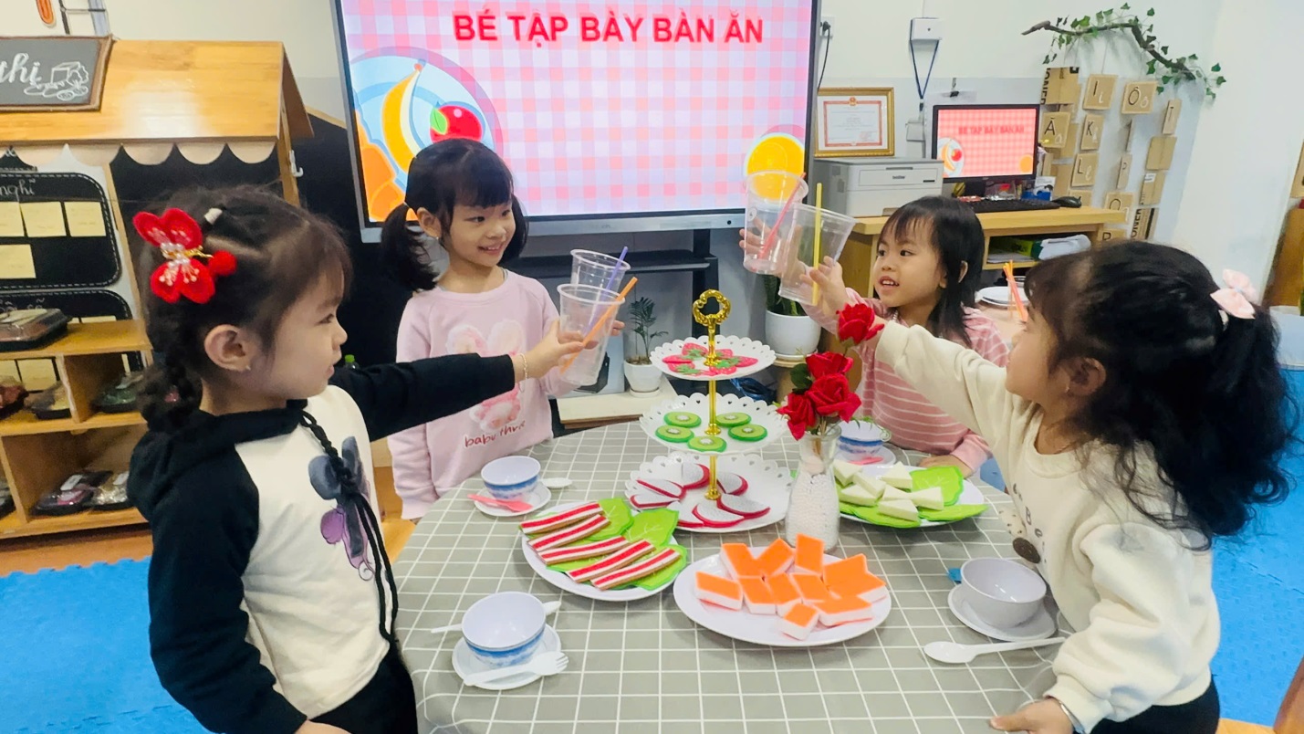 D:\3. NĂM HỌC 2025- 2026\VĂN BẢN\BÀI ĐĂNG WEB\Ảnh các tháng\Tháng 1\Bé tập bày bàn ăn\586036372256750874.jpg