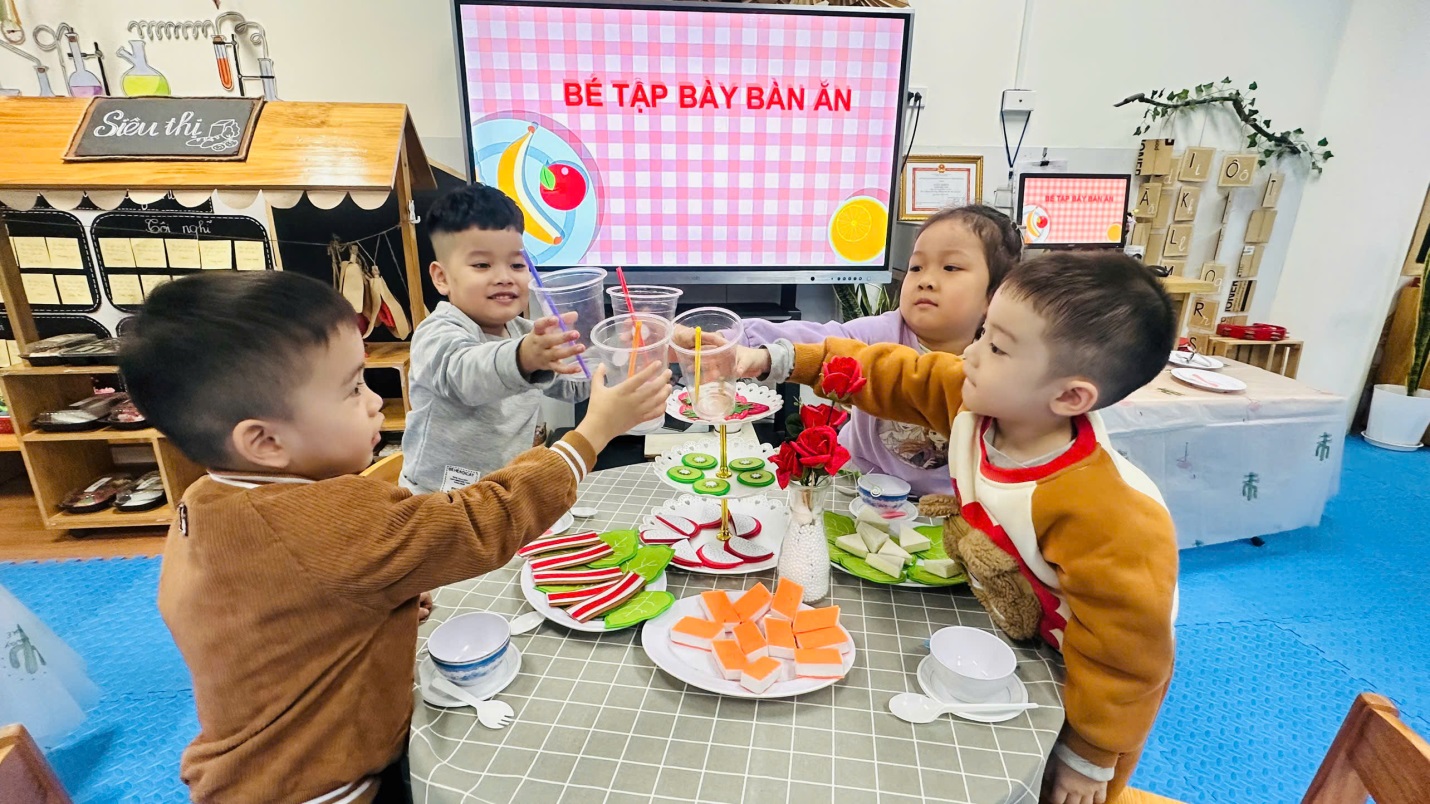 D:\3. NĂM HỌC 2025- 2026\VĂN BẢN\BÀI ĐĂNG WEB\Ảnh các tháng\Tháng 1\Bé tập bày bàn ăn\1416307267584231208 (1).jpg