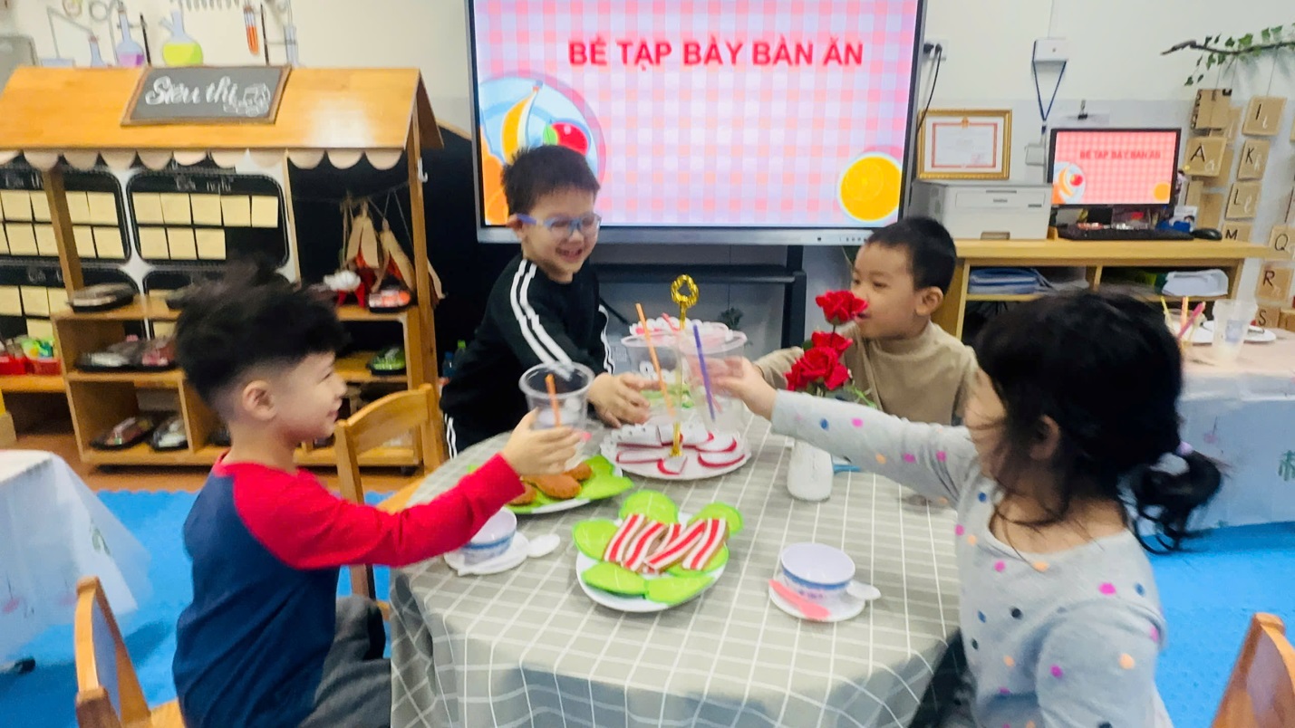 D:\3. NĂM HỌC 2025- 2026\VĂN BẢN\BÀI ĐĂNG WEB\Ảnh các tháng\Tháng 1\Bé tập bày bàn ăn\2975723564287528366.jpg