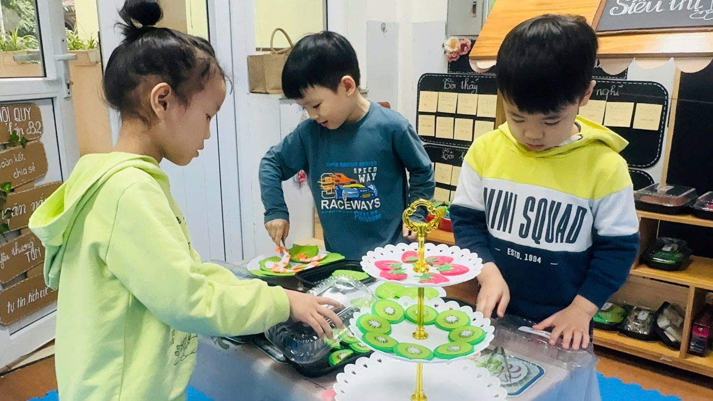 D:\3. NĂM HỌC 2025- 2026\VĂN BẢN\BÀI ĐĂNG WEB\Ảnh các tháng\Tháng 1\Bé tập bày bàn ăn\611370437888245873 (1).jpg