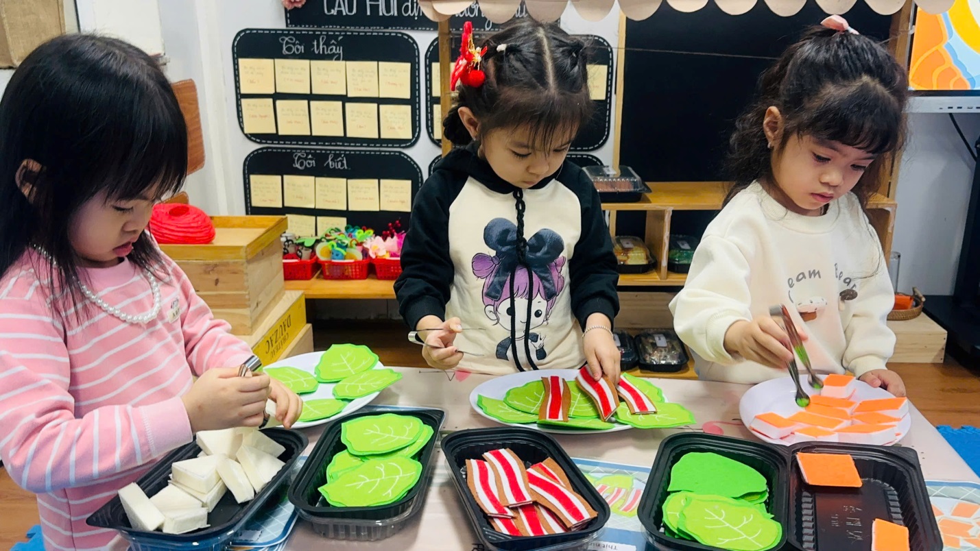 D:\3. NĂM HỌC 2025- 2026\VĂN BẢN\BÀI ĐĂNG WEB\Ảnh các tháng\Tháng 1\Bé tập bày bàn ăn\2975723564287528366 (2).jpg