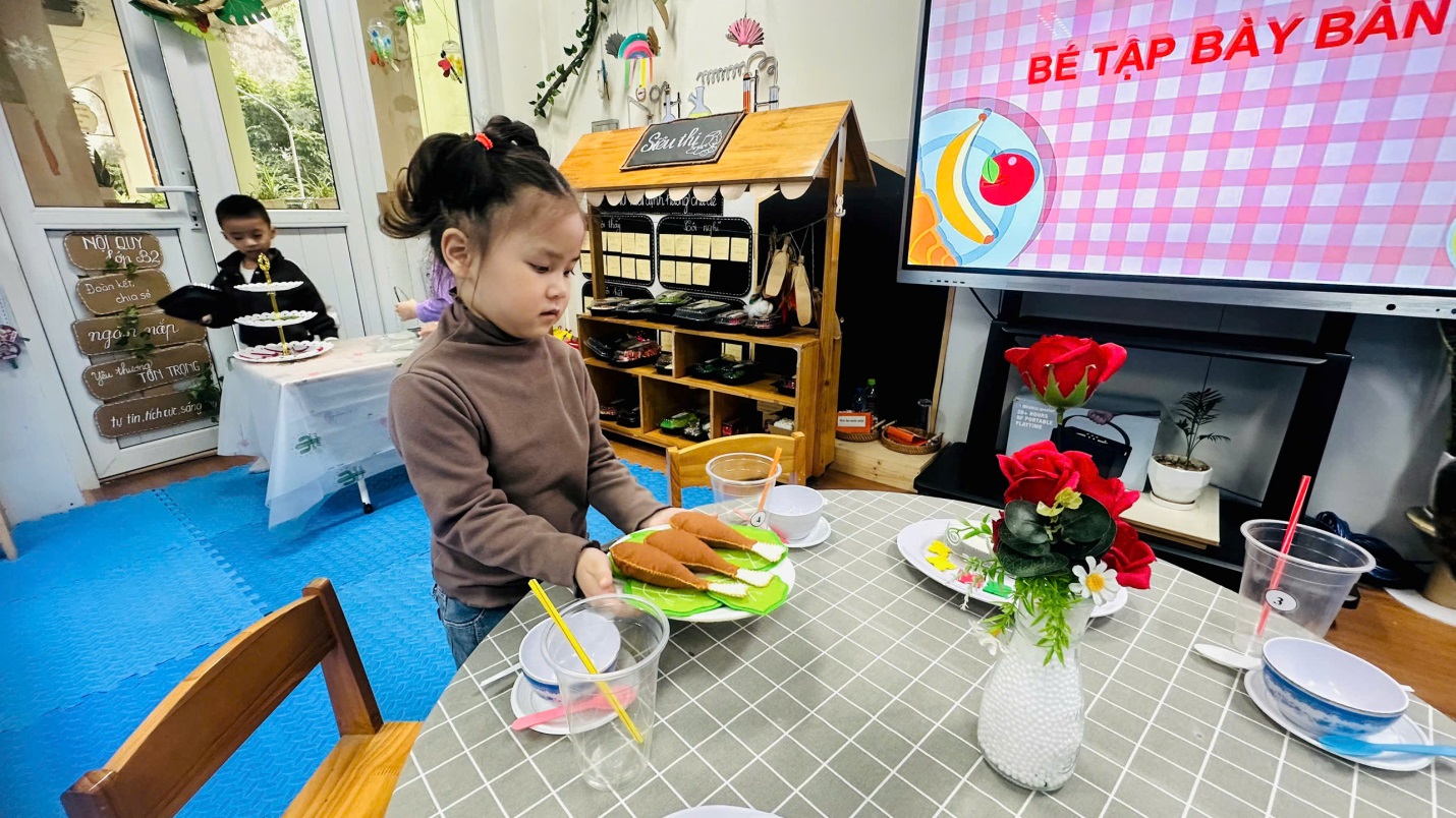 D:\3. NĂM HỌC 2025- 2026\VĂN BẢN\BÀI ĐĂNG WEB\Ảnh các tháng\Tháng 1\Bé tập bày bàn ăn\1e564fc26688e8d6b199.jpg