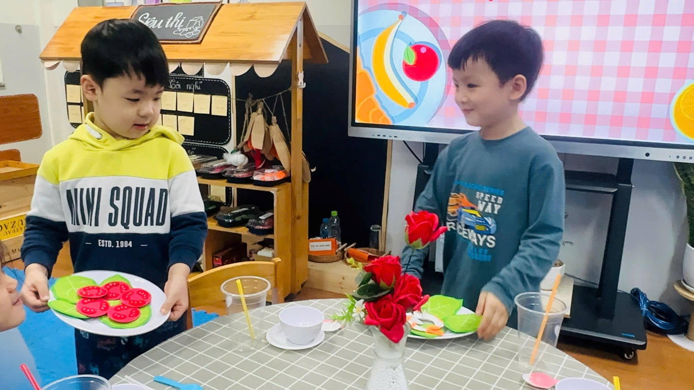 D:\3. NĂM HỌC 2025- 2026\VĂN BẢN\BÀI ĐĂNG WEB\Ảnh các tháng\Tháng 1\Bé tập bày bàn ăn\157866327176327559 (3).jpg