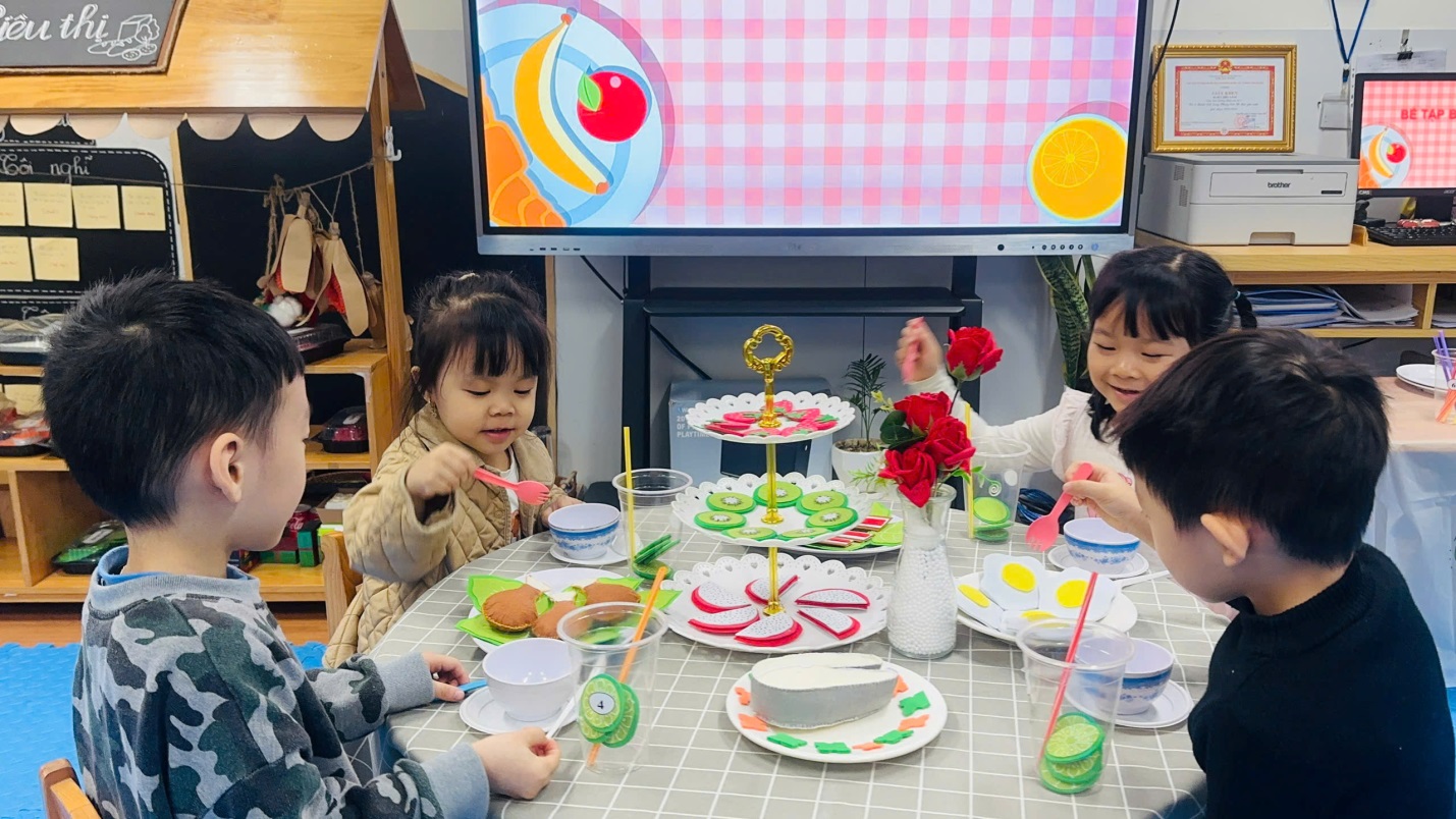 D:\3. NĂM HỌC 2025- 2026\VĂN BẢN\BÀI ĐĂNG WEB\Ảnh các tháng\Tháng 1\Bé tập bày bàn ăn\157866327176327559.jpg