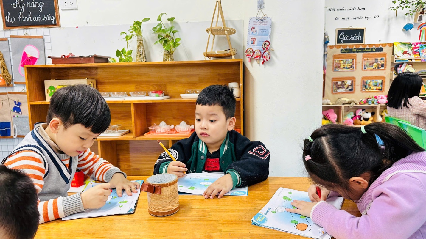 D:\3. NĂM HỌC 2025- 2026\VĂN BẢN\BÀI ĐĂNG WEB\Ảnh các tháng\Tháng 1\tô nét tô màu quả bí ngô\13010083395225499002.jpg