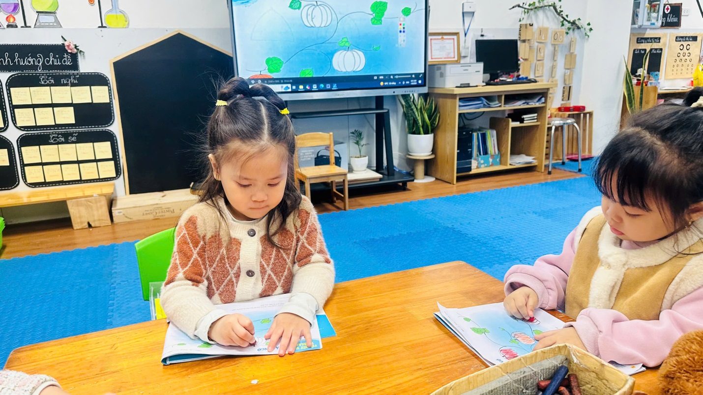 D:\3. NĂM HỌC 2025- 2026\VĂN BẢN\BÀI ĐĂNG WEB\Ảnh các tháng\Tháng 1\tô nét tô màu quả bí ngô\caea29658ae205bc5cf314.jpg