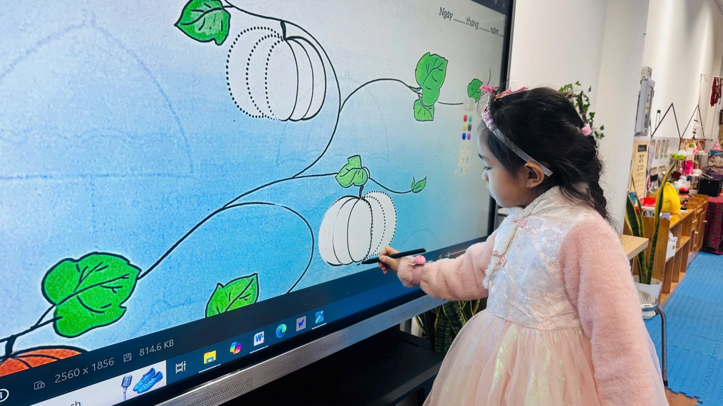 D:\3. NĂM HỌC 2025- 2026\VĂN BẢN\BÀI ĐĂNG WEB\Ảnh các tháng\Tháng 1\tô nét tô màu quả bí ngô\35164199885400229596.jpg