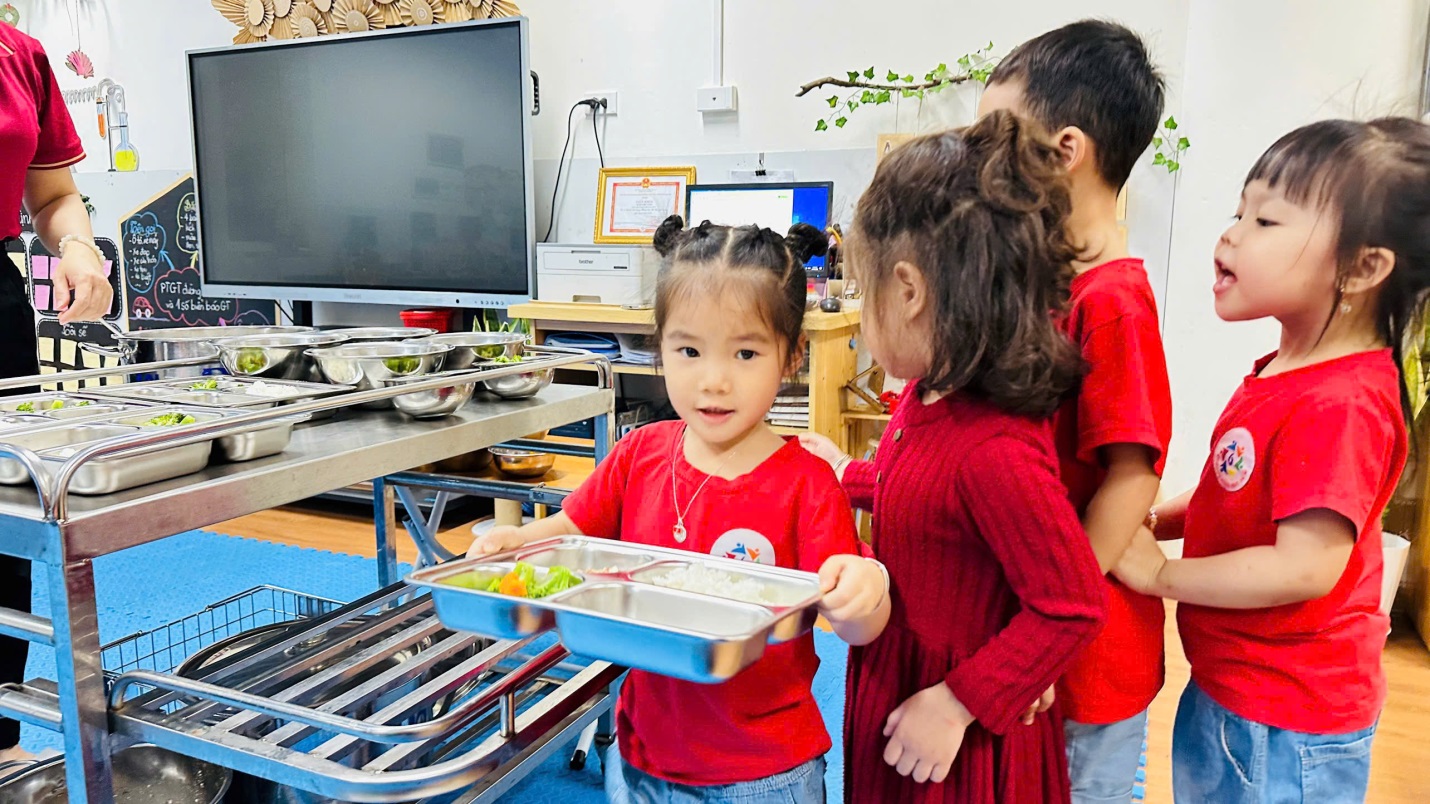 D:\3. NĂM HỌC 2025- 2026\VĂN BẢN\BÀI ĐĂNG WEB\Ảnh các tháng\Tháng 3\Giờ ăn khay\398376885544119148854.jpg