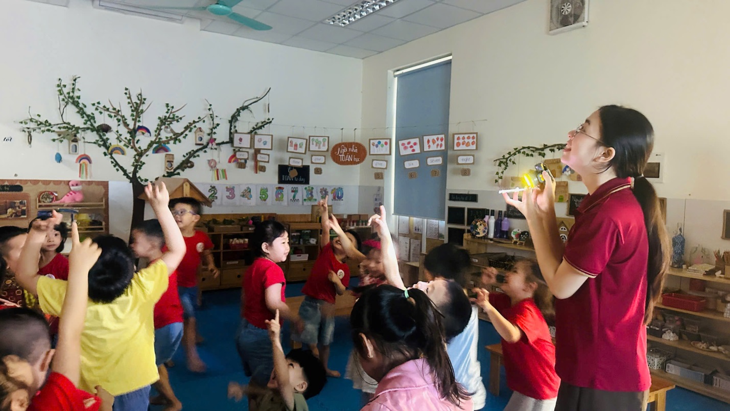 D:\3. NĂM HỌC 2025- 2026\VĂN BẢN\BÀI ĐĂNG WEB\Ảnh các tháng\Tháng 4\Khám phá cầu vồng\32677586387552422701.jpg