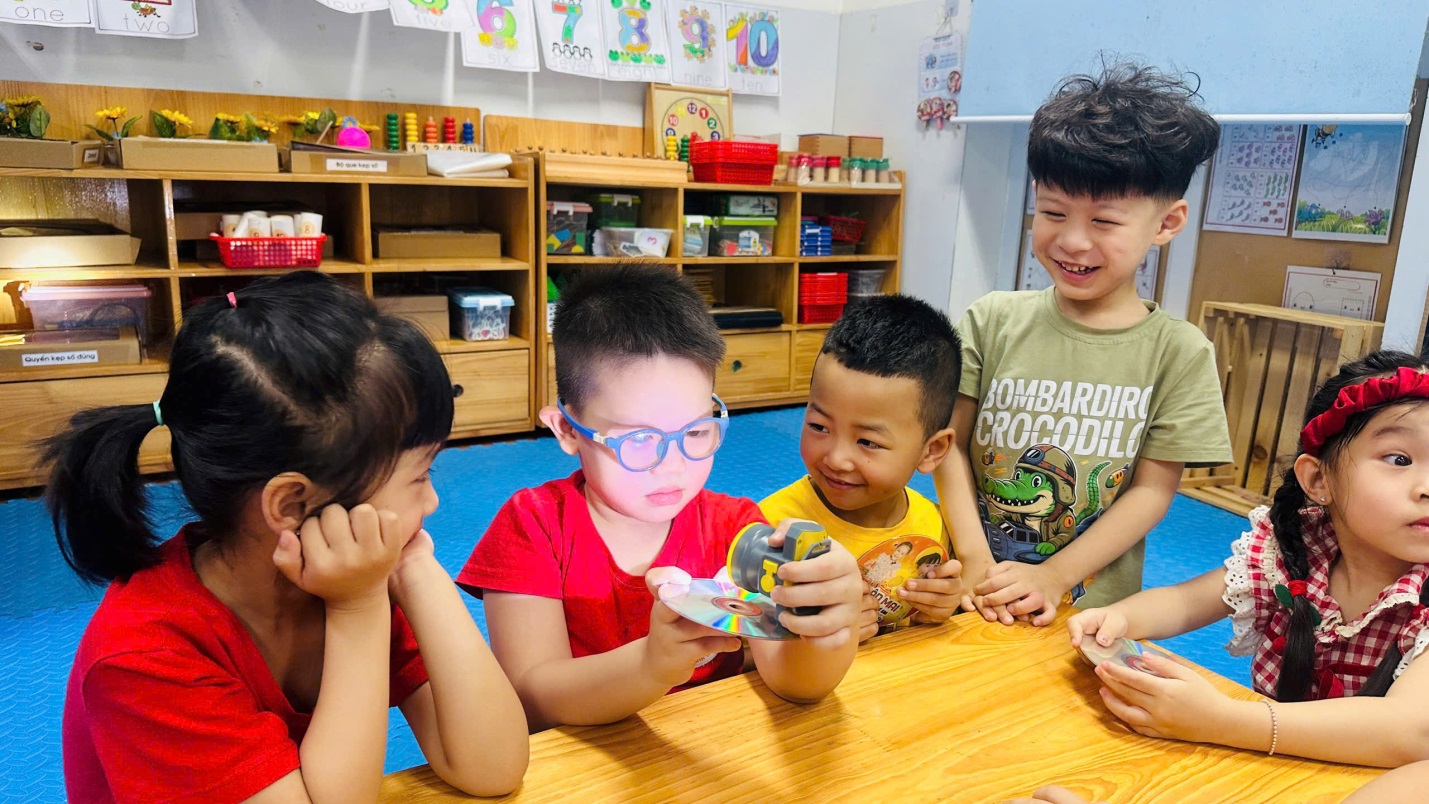 D:\3. NĂM HỌC 2025- 2026\VĂN BẢN\BÀI ĐĂNG WEB\Ảnh các tháng\Tháng 4\Khám phá cầu vồng\55510698350874726811.jpg