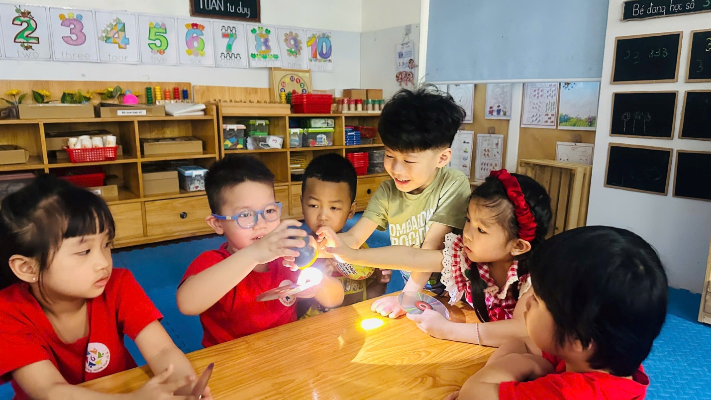 D:\3. NĂM HỌC 2025- 2026\VĂN BẢN\BÀI ĐĂNG WEB\Ảnh các tháng\Tháng 4\Khám phá cầu vồng\85945174487884585713.jpg