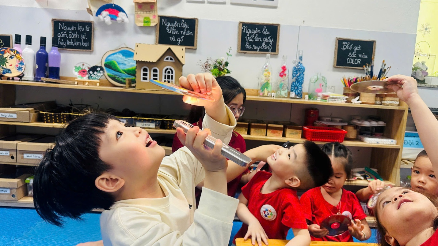 D:\3. NĂM HỌC 2025- 2026\VĂN BẢN\BÀI ĐĂNG WEB\Ảnh các tháng\Tháng 4\Khám phá cầu vồng\380008735076827640212.jpg