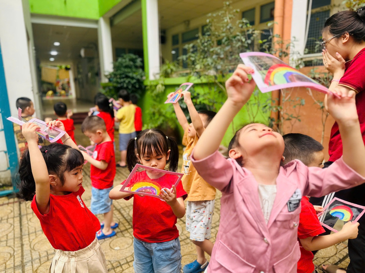 D:\3. NĂM HỌC 2025- 2026\VĂN BẢN\BÀI ĐĂNG WEB\Ảnh các tháng\Tháng 4\Khám phá cầu vồng\322539131673870529023.jpg