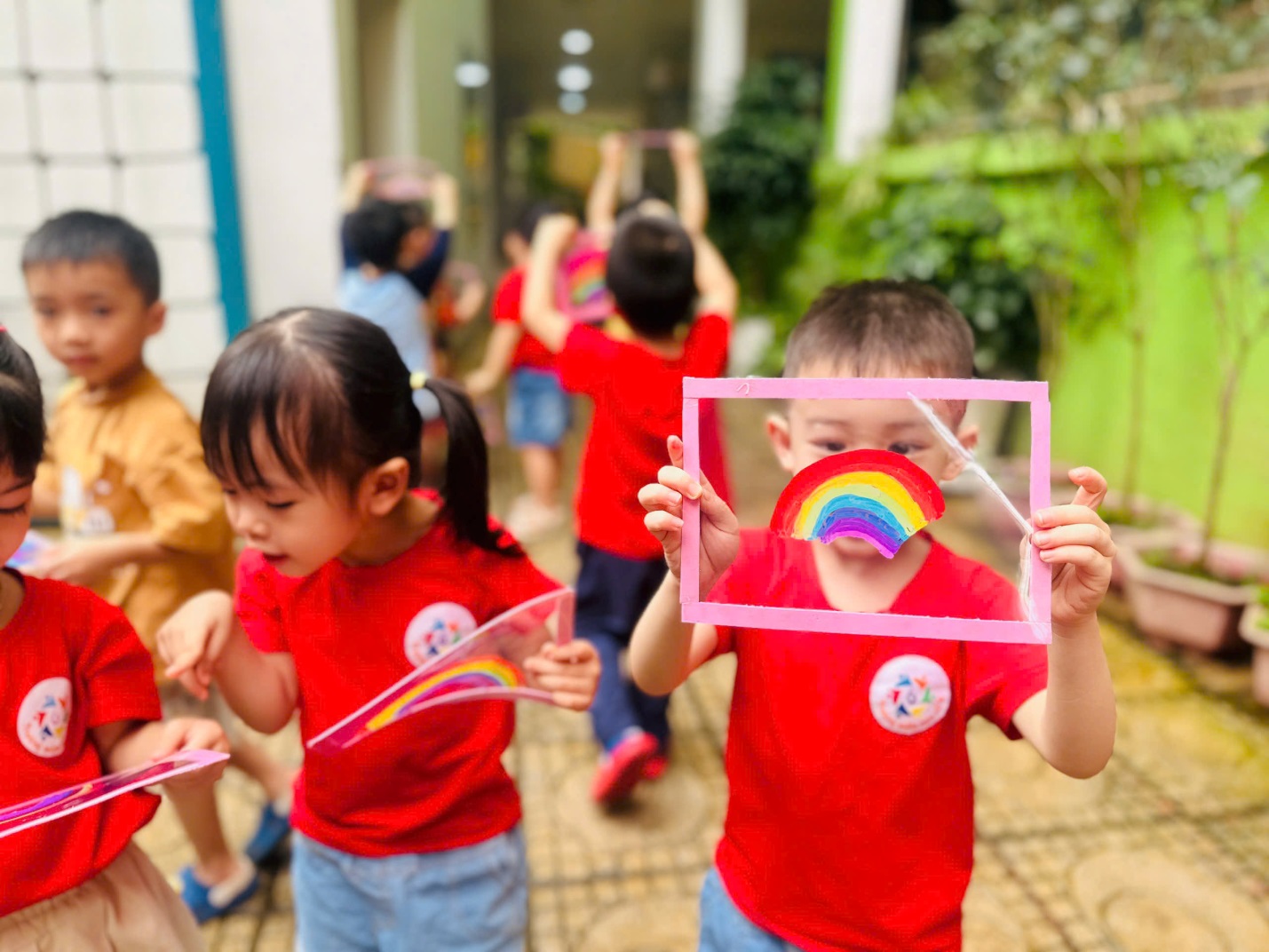 D:\3. NĂM HỌC 2025- 2026\VĂN BẢN\BÀI ĐĂNG WEB\Ảnh các tháng\Tháng 4\Khám phá cầu vồng\322539131673870529024.jpg