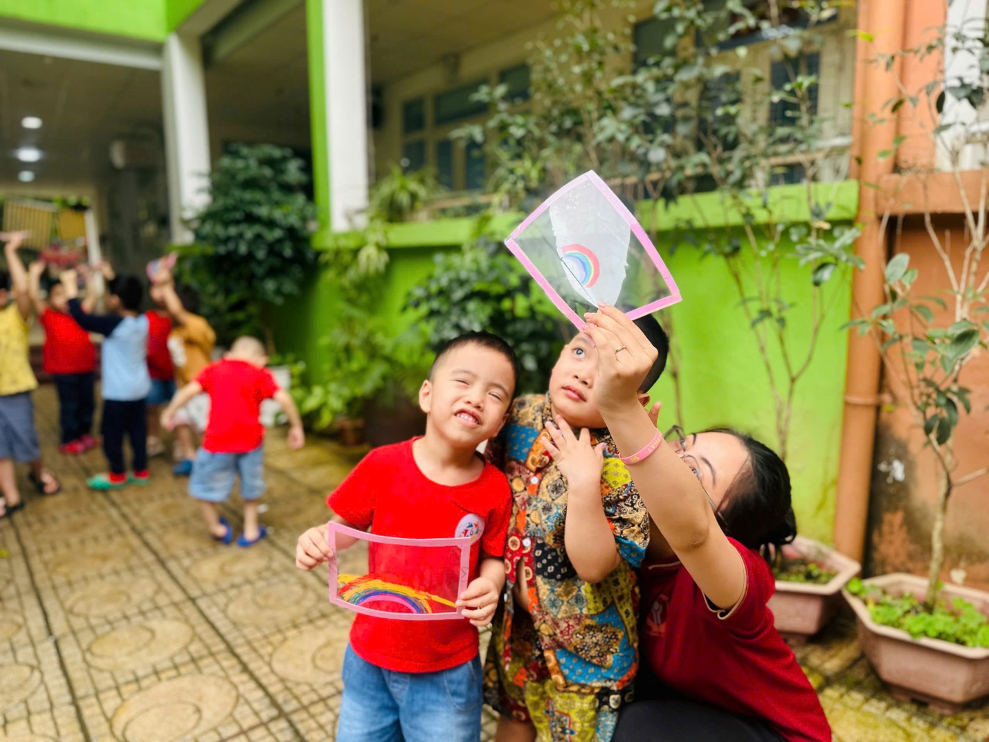 D:\3. NĂM HỌC 2025- 2026\VĂN BẢN\BÀI ĐĂNG WEB\Ảnh các tháng\Tháng 4\Khám phá cầu vồng\240382798414643373520.jpg