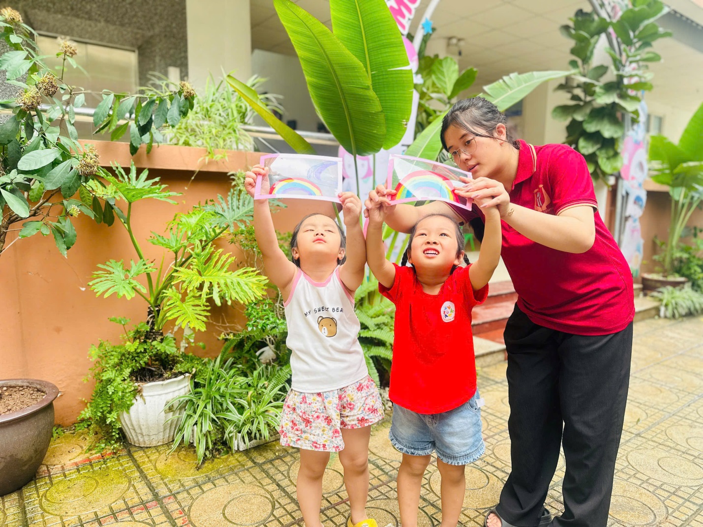 D:\3. NĂM HỌC 2025- 2026\VĂN BẢN\BÀI ĐĂNG WEB\Ảnh các tháng\Tháng 4\Khám phá cầu vồng\85945174487884585721.jpg