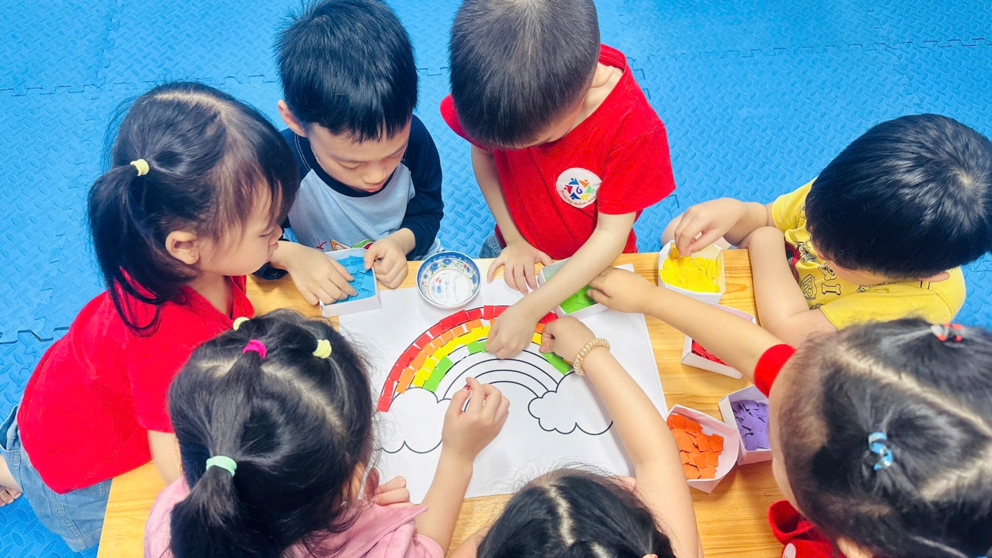 D:\3. NĂM HỌC 2025- 2026\VĂN BẢN\BÀI ĐĂNG WEB\Ảnh các tháng\Tháng 4\Khám phá cầu vồng\38000873507682764027.jpg
