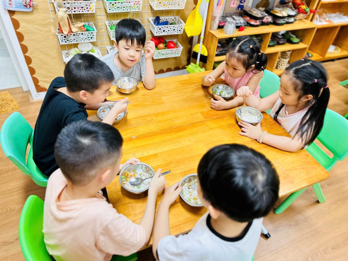 D:\3. NĂM HỌC 2025- 2026\VĂN BẢN\BÀI ĐĂNG WEB\Ảnh các tháng\Tháng 4\làm bún bò Nam Bộ\126548093780332261325.jpg