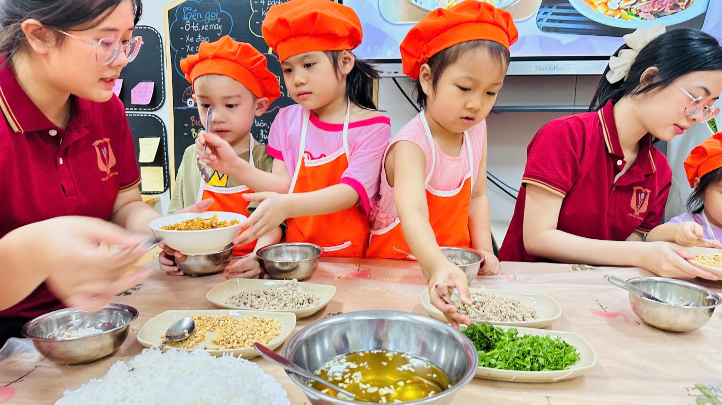 D:\3. NĂM HỌC 2025- 2026\VĂN BẢN\BÀI ĐĂNG WEB\Ảnh các tháng\Tháng 4\làm bún bò Nam Bộ\126548093780332261318.jpg