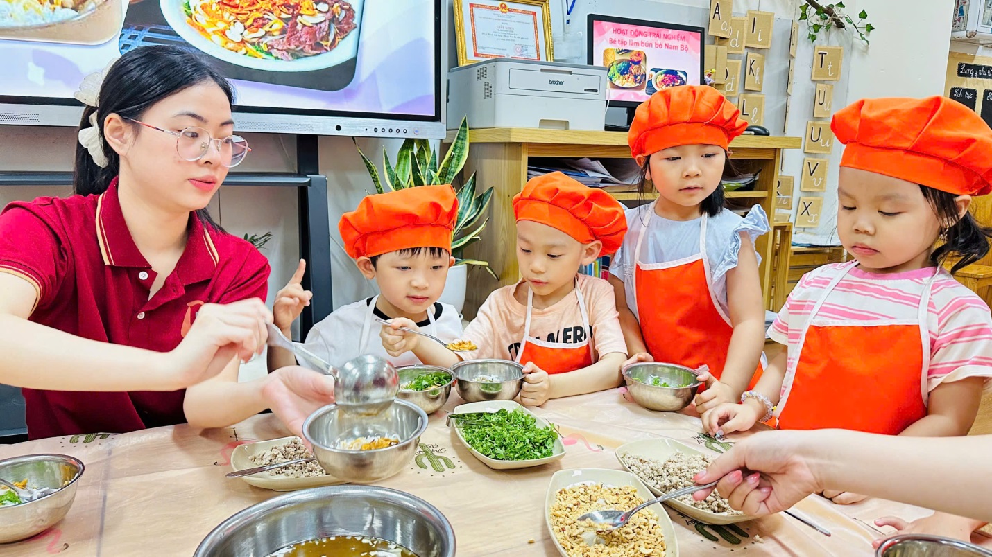 D:\3. NĂM HỌC 2025- 2026\VĂN BẢN\BÀI ĐĂNG WEB\Ảnh các tháng\Tháng 4\làm bún bò Nam Bộ\333955532364130712423.jpg