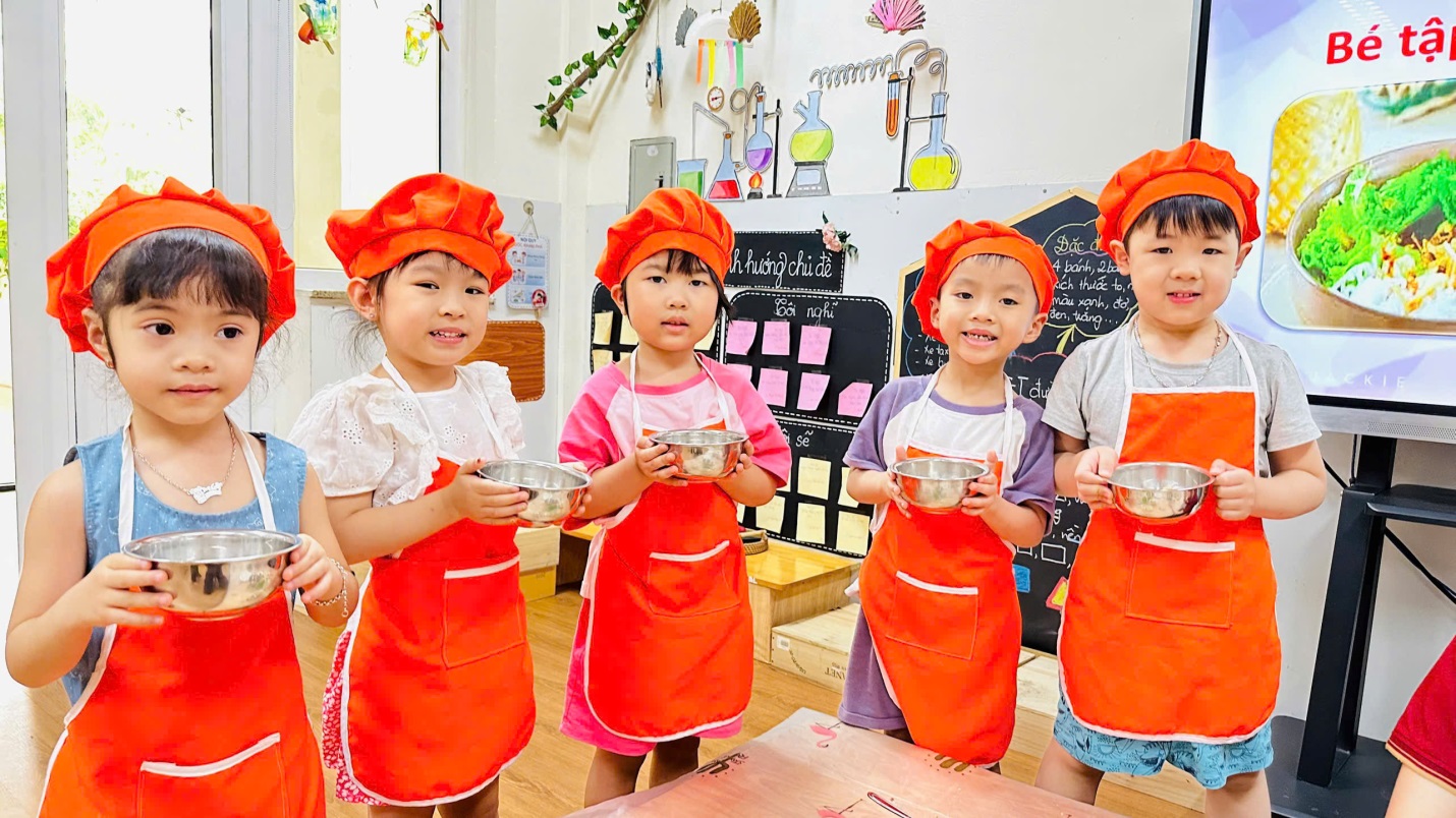 D:\3. NĂM HỌC 2025- 2026\VĂN BẢN\BÀI ĐĂNG WEB\Ảnh các tháng\Tháng 4\làm bún bò Nam Bộ\333955532364130712421.jpg