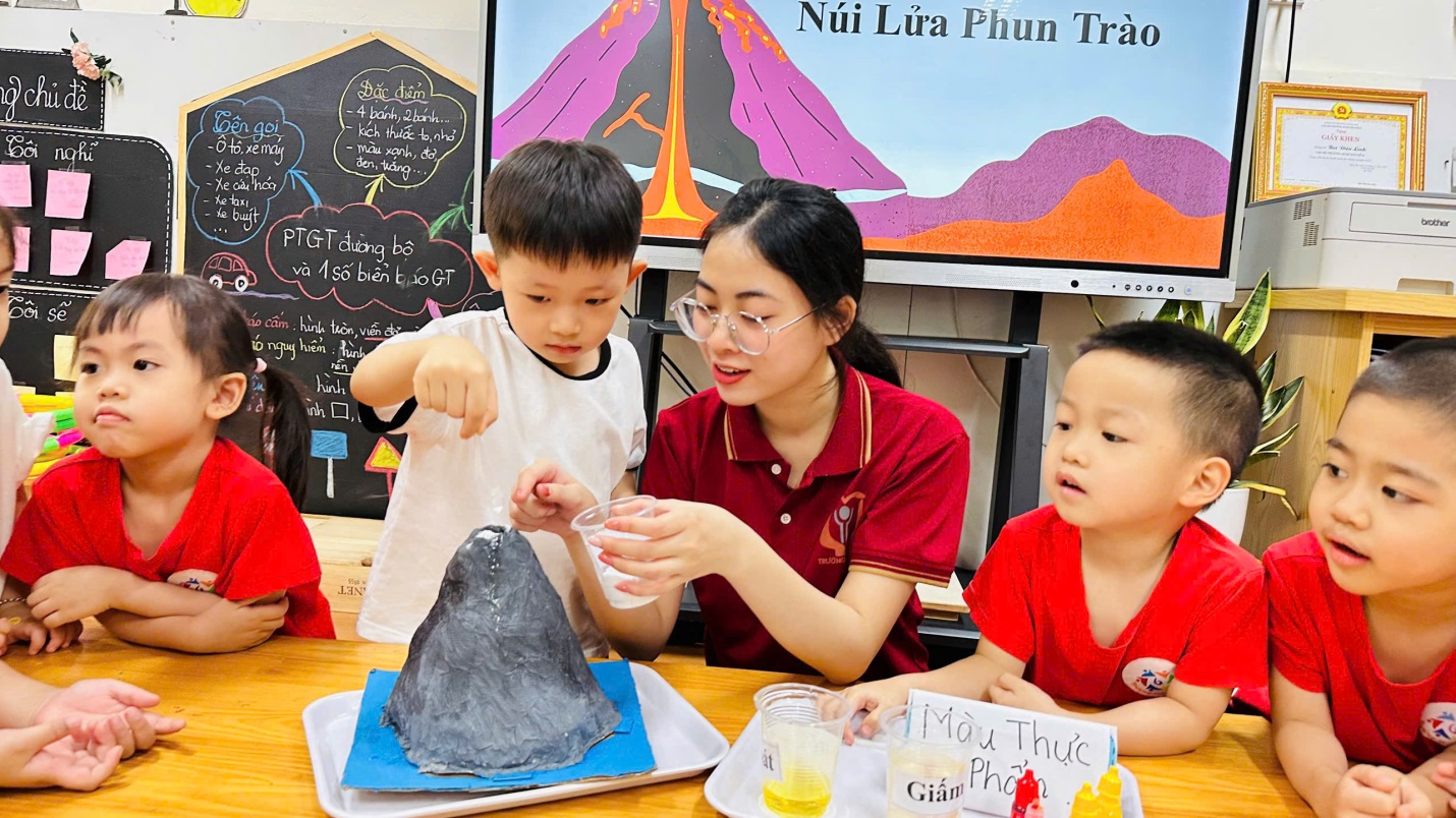 D:\3. NĂM HỌC 2025- 2026\VĂN BẢN\BÀI ĐĂNG WEB\Ảnh các tháng\Tháng 4\núi lửa phun trào\334182695683035203988.jpg