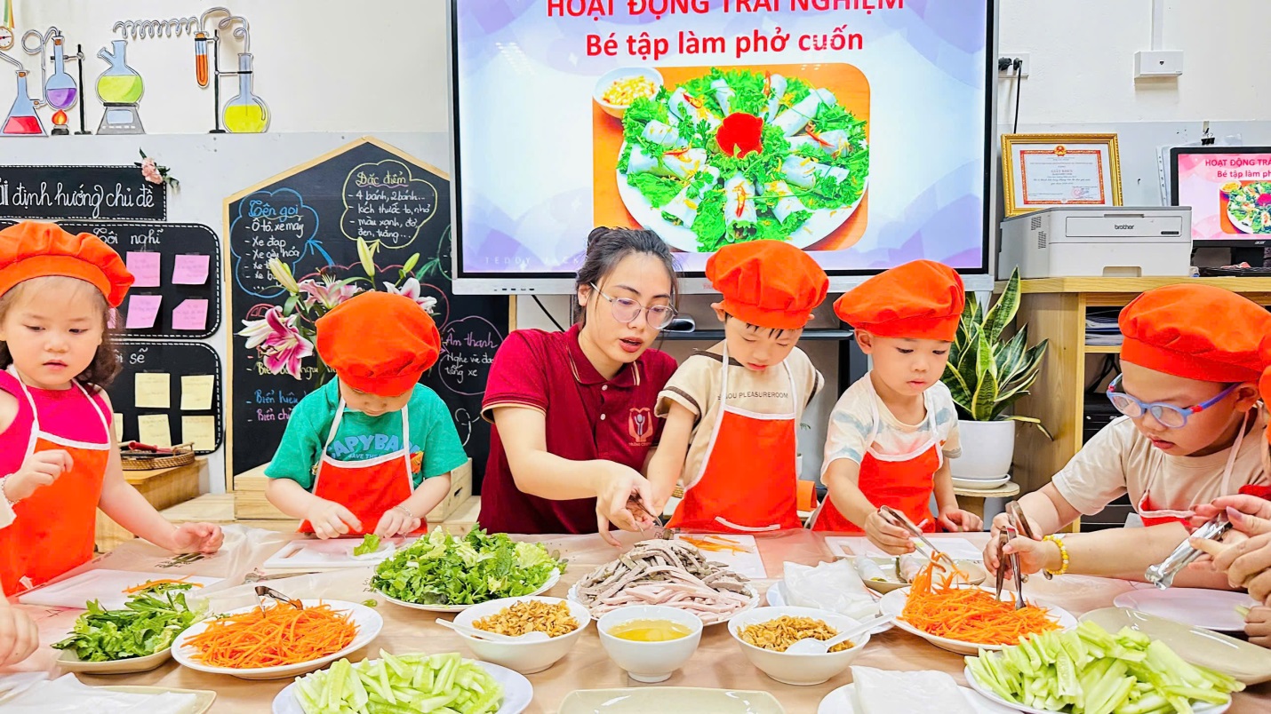 D:\3. NĂM HỌC 2025- 2026\VĂN BẢN\BÀI ĐĂNG WEB\Ảnh các tháng\Tháng 4\làm phở cuốn\453037009255549101448.jpg