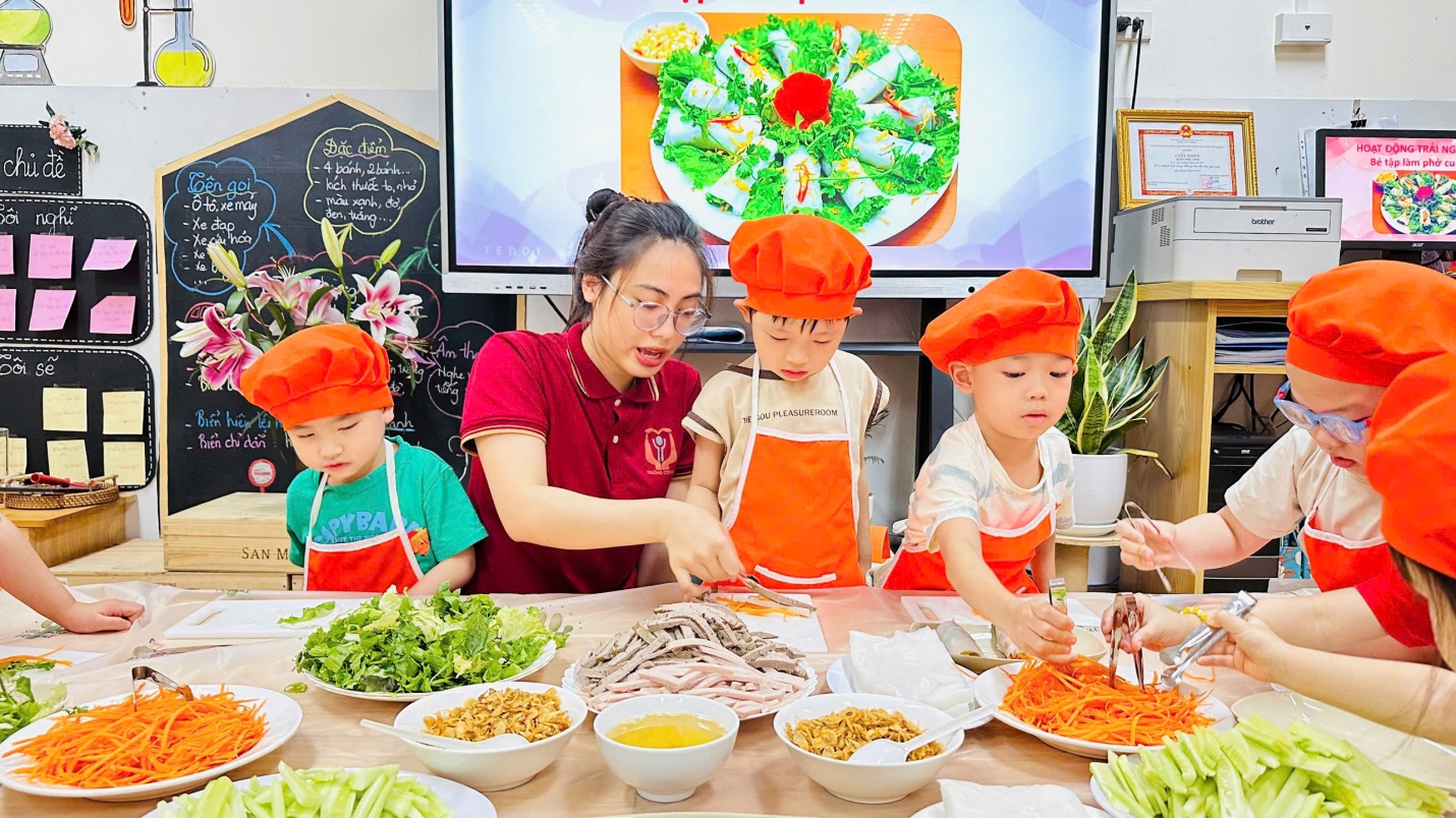 D:\3. NĂM HỌC 2025- 2026\VĂN BẢN\BÀI ĐĂNG WEB\Ảnh các tháng\Tháng 4\làm phở cuốn\453037009255549101441.jpg