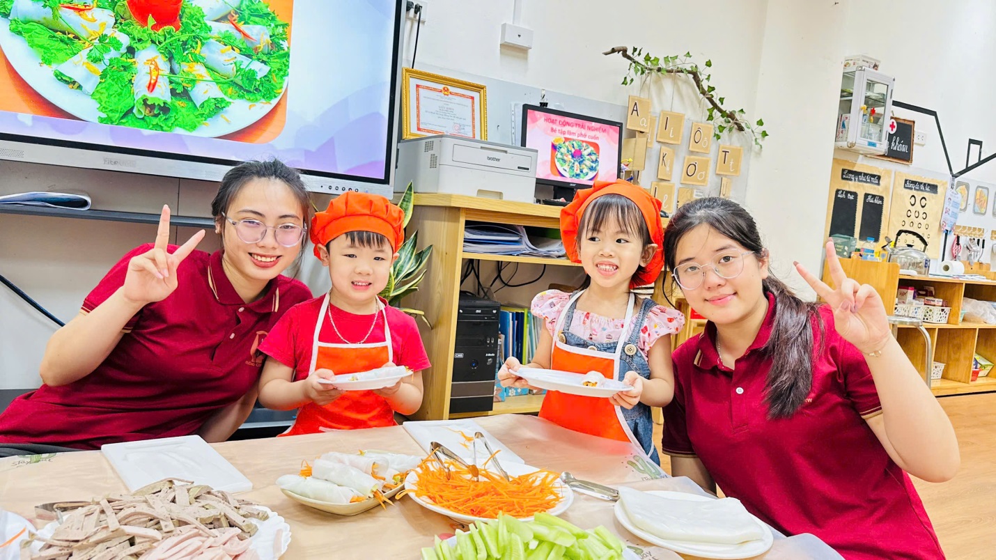 D:\3. NĂM HỌC 2025- 2026\VĂN BẢN\BÀI ĐĂNG WEB\Ảnh các tháng\Tháng 4\làm phở cuốn\132155912750944231556.jpg