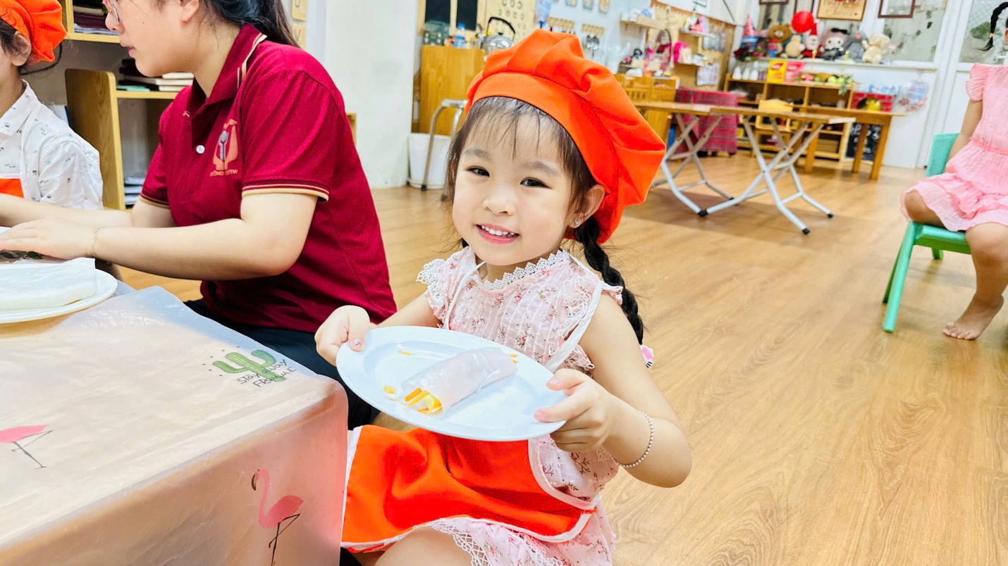 D:\3. NĂM HỌC 2025- 2026\VĂN BẢN\BÀI ĐĂNG WEB\Ảnh các tháng\Tháng 4\làm phở cuốn\425259318084125266553.jpg