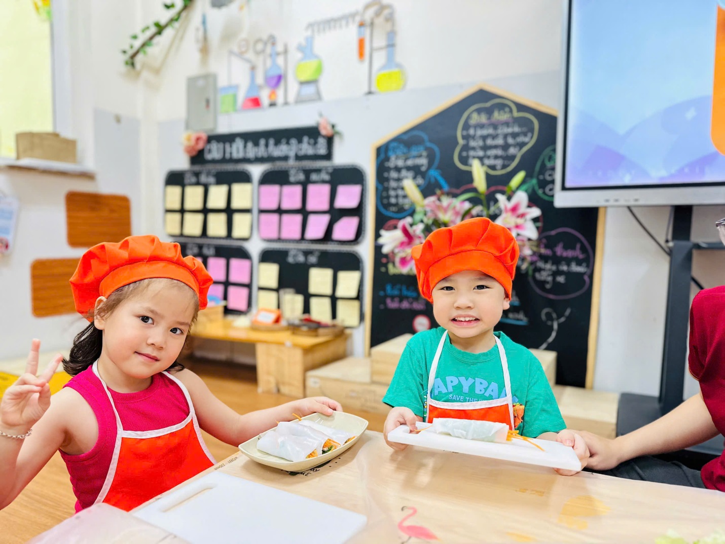 D:\3. NĂM HỌC 2025- 2026\VĂN BẢN\BÀI ĐĂNG WEB\Ảnh các tháng\Tháng 4\làm phở cuốn\453037009255549101443.jpg