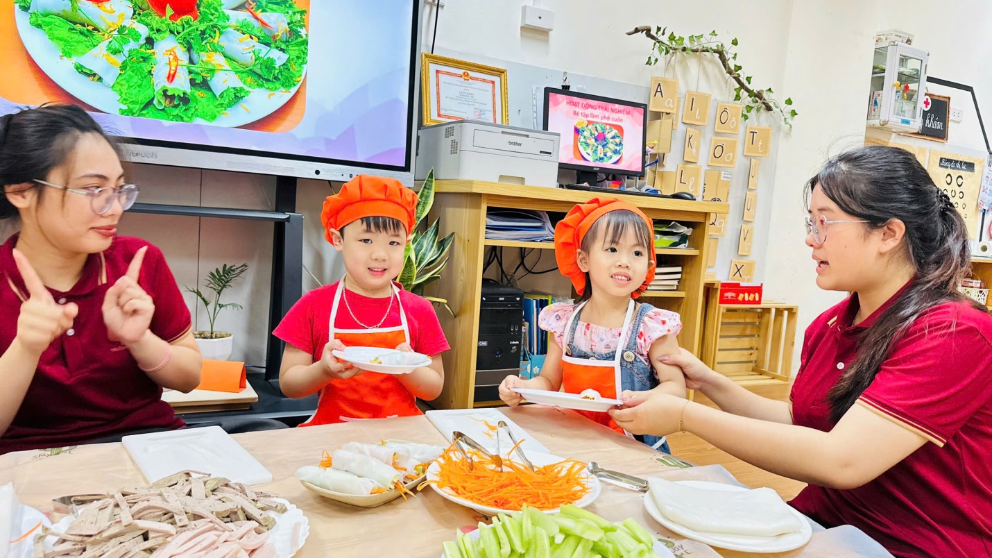 D:\3. NĂM HỌC 2025- 2026\VĂN BẢN\BÀI ĐĂNG WEB\Ảnh các tháng\Tháng 4\làm phở cuốn\132155912750944231555.jpg