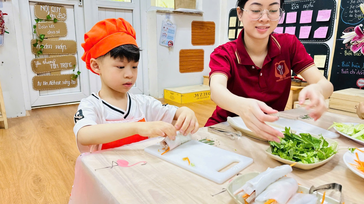 D:\3. NĂM HỌC 2025- 2026\VĂN BẢN\BÀI ĐĂNG WEB\Ảnh các tháng\Tháng 4\làm phở cuốn\425259318084125266549.jpg