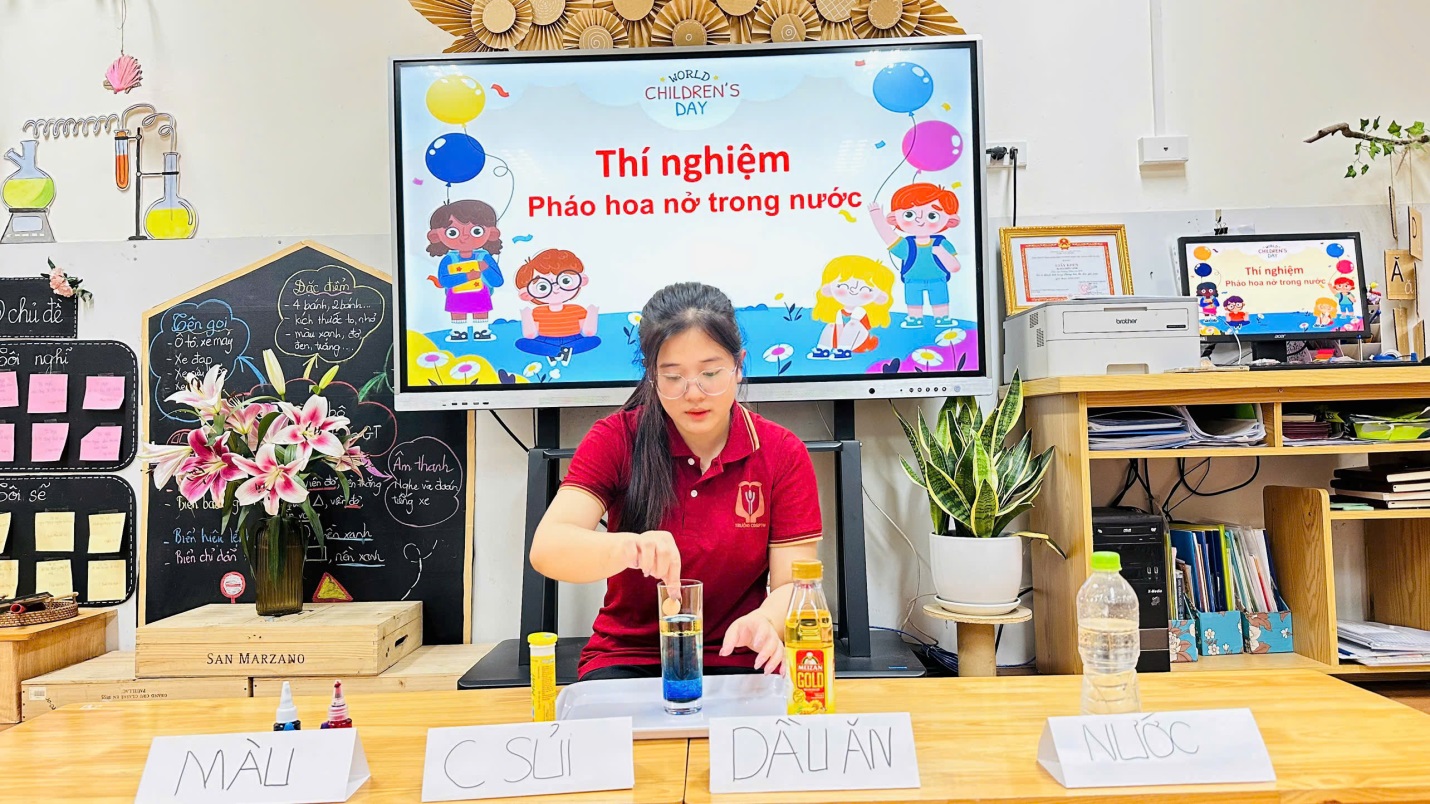 D:\3. NĂM HỌC 2025- 2026\VĂN BẢN\BÀI ĐĂNG WEB\Ảnh các tháng\Tháng 4\Thí nghiệm pháo hoa nổ trong nước\37227645743795699611.jpg