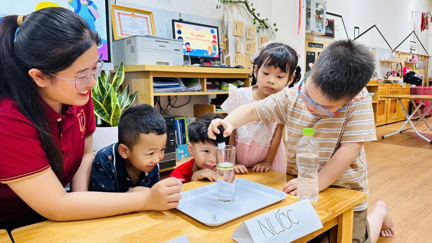 D:\3. NĂM HỌC 2025- 2026\VĂN BẢN\BÀI ĐĂNG WEB\Ảnh các tháng\Tháng 4\Thí nghiệm pháo hoa nổ trong nước\10497272045217324198.jpg