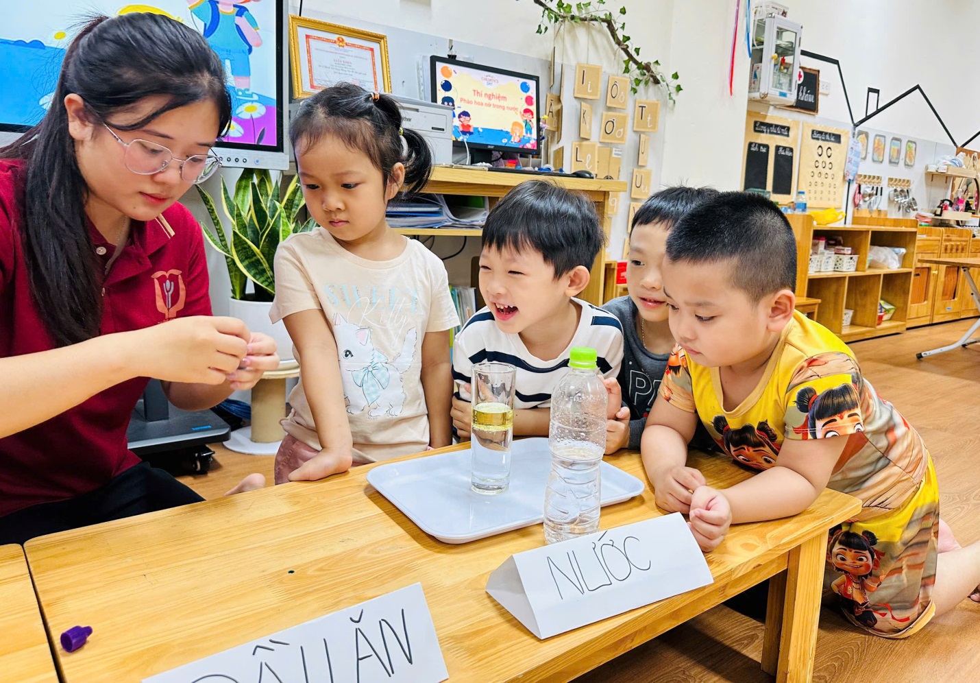 D:\3. NĂM HỌC 2025- 2026\VĂN BẢN\BÀI ĐĂNG WEB\Ảnh các tháng\Tháng 4\Thí nghiệm pháo hoa nổ trong nước\104972720452173241912.jpg