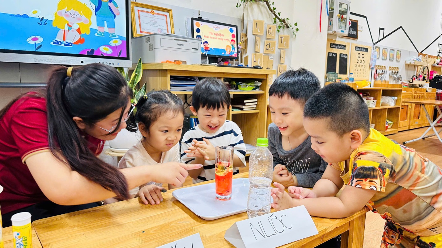D:\3. NĂM HỌC 2025- 2026\VĂN BẢN\BÀI ĐĂNG WEB\Ảnh các tháng\Tháng 4\Thí nghiệm pháo hoa nổ trong nước\104972720452173241914.jpg