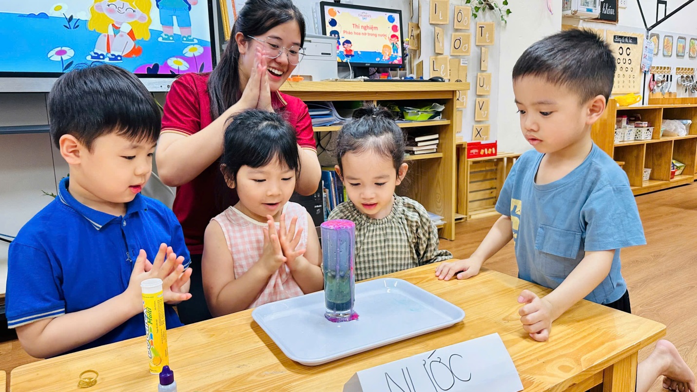 D:\3. NĂM HỌC 2025- 2026\VĂN BẢN\BÀI ĐĂNG WEB\Ảnh các tháng\Tháng 4\Thí nghiệm pháo hoa nổ trong nước\104972720452173241915.jpg